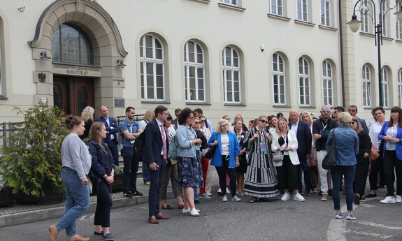 Uczestnicy konferencji na spacerze z przewodnikiem po Zielonej Górze; fot. J. Czarnecka