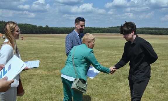 Dr hab. inż. Maria Mrówczyńska, prof. UZ - Prorektor ds. Współpracy z Gospodarką UZ oraz dr Sławomir Kotylak - Dyrektor Departamentu Infrastruktury i Komunikacji Urzędu Marszałkowskiego Województwa Lubuskiego wręczają nagrodę, fot. K. Adamczewski