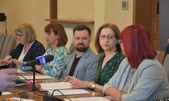 Konferencja prasowa - Rekrutacja 2023/24: mgr Ewa Sapeńko, dr Ewa Skorupka, dr Arkadiusz Tyda, dr hab. Barbara Literska, prof. UZ, dr hab. inż. Sylwia Myszograj, prof. UZ, fot. Biuro Promocji UZ