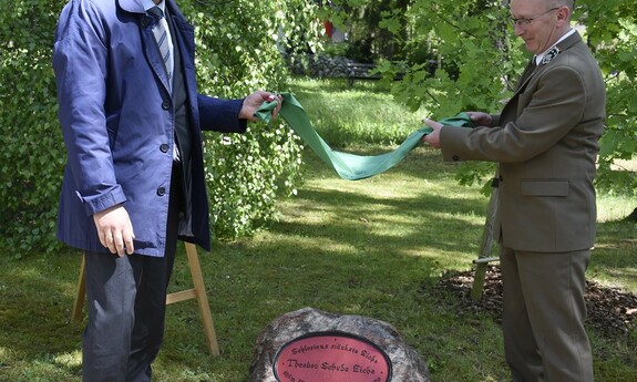 Odsłonięcie tablicy znamionowej pochodzącej z Dębu Theodor Schube w Uniwersyteckim Ogrodzie Botanicznym