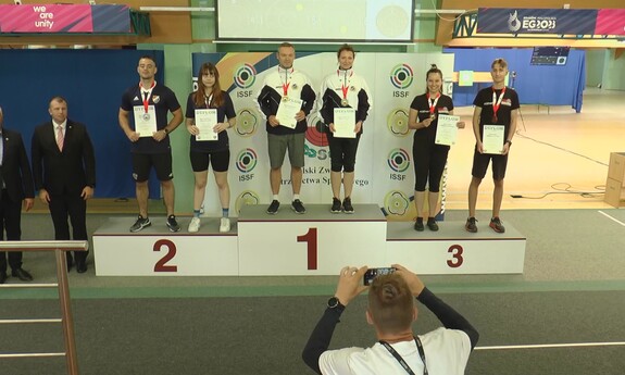 Dekoracja finalistów. Na podium: II miejsce Ducik-UZecik: Grzegorz Długosz i Maja Jarosińska