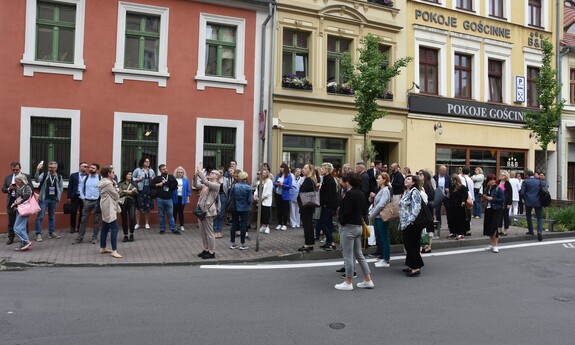 Uczestnicy konferencji na spacerze z przewodnikiem po Zielonej Górze; fot. M. Janion