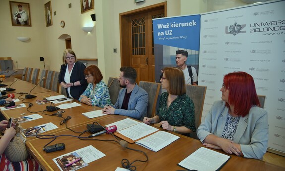 Konferencja prasowa - Rekrutacja 2023/24: mgr Ewa Sapeńko, dr Ewa Skorupka, dr Arkadiusz Tyda, dr hab. Barbara Literska, prof. UZ, dr hab. inż. Sylwia Myszograj, prof. UZ, fot. K. Adamczewski 