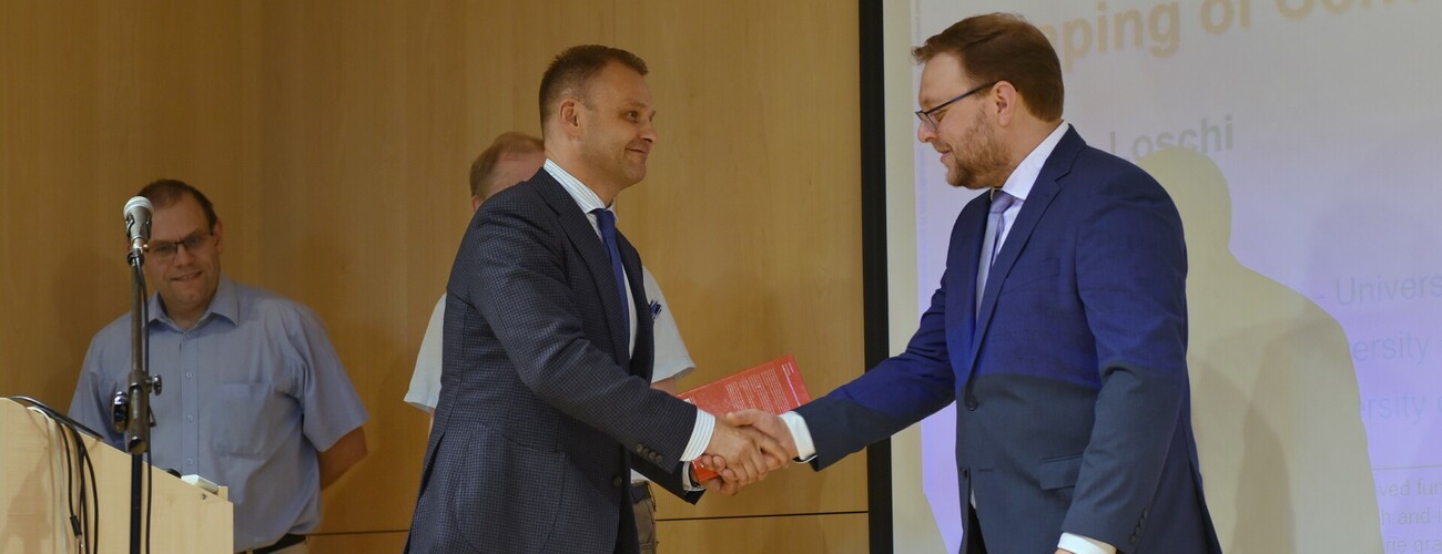 Prof. Robert Smoleński gratuluje Hermesowi Josemu Loschiemu, fot. K. Adamczewski