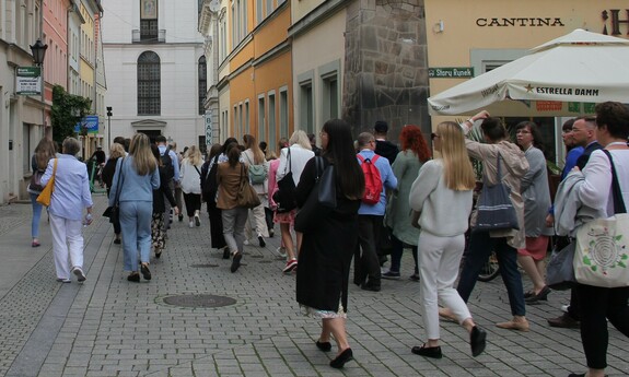 Uczestnicy konferencji na spacerze z przewodnikiem po Zielonej Górze; fot. J. Czarnecka