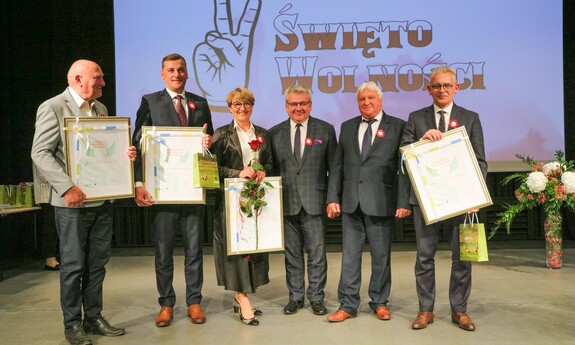 Laureaci nagród 25-lecia samorządu, wśród nich Rektor UZ - prof. dr hab. Wojciech Strzyżewski; fot. Urząd Marszałkowski Województwa Lubuskiego 