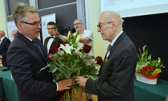 Prezydent miasta Zielona Góra - Janusz Kubicki wręcza kwiaty prof. Tadeuszowi Bilińskiemu; fot. K. Adamczewski 