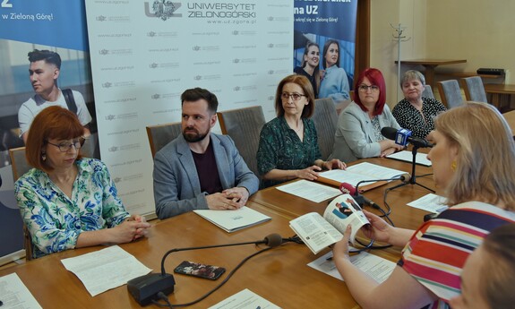 Konferencja prasowa - Rekrutacja 2023/24: dr Ewa Skorupka, dr Arkadiusz Tyda, dr hab. Barbara Literska, prof. UZ, dr hab. inż. Sylwia Myszograj, prof. UZ, mgr Grażyna Milewska-Wilk, fot. K. Adamczewski 