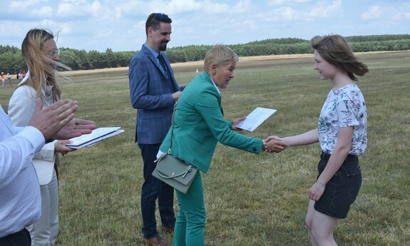 Dr hab. inż. Maria Mrówczyńska, prof. UZ - Prorektor ds. Współpracy z Gospodarką UZ oraz dr Sławomir Kotylak - Dyrektor Departamentu Infrastruktury i Komunikacji Urzędu Marszałkowskiego Województwa Lubuskiego wręczają nagrodę, fot. K. Adamczewski