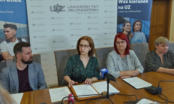 Konferencja prasowa - Rekrutacja 2023/24: dr Arkadiusz Tyda, dr hab. Barbara Literska, prof. UZ, dr hab. inż. Sylwia Myszograj, prof. UZ, mgr Grażyna Milewska-Wilk, fot. K. Adamczewski 