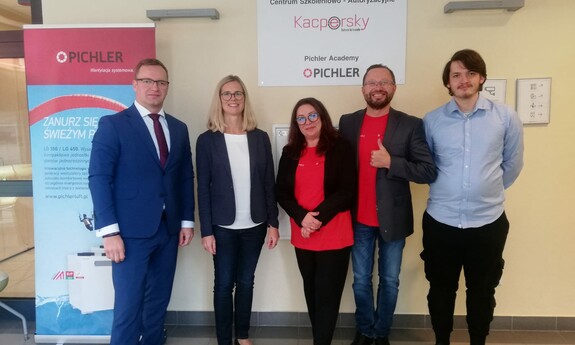 Od lewej: Radosław Grech prezes Centrum Energetyki Odnawialnej, Monika Laßnig Key Account Manager PICHLER, Magdalena Kacperska Kacpersky, Dawid Kacperski Kacpersky, Adrian Webernig B+R PICHLER.