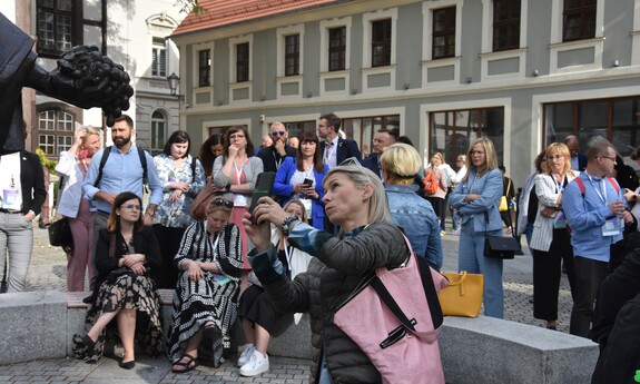 Uczestnicy konferencji na spacerze z przewodnikiem po Zielonej Górze; fot. M. Janion