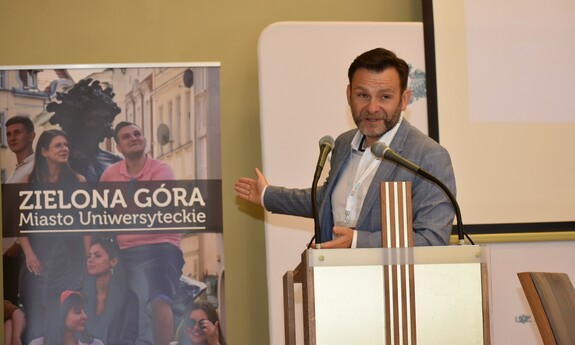 Przemawia Dariusz Lesicki - wiceprezydent Miasta Zielona Góra;; fot. M. Janion