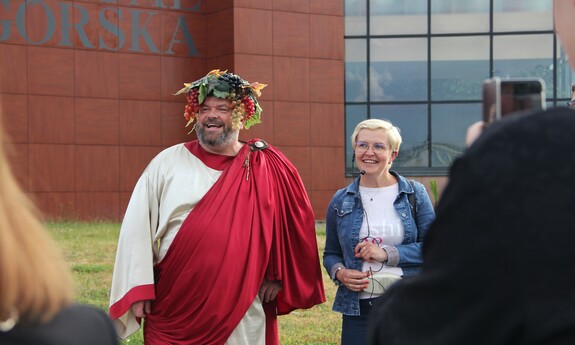 Bachus – bóg wina wita gości pod Palmiarnią Zielonogórską; fot. J. Czarnecka