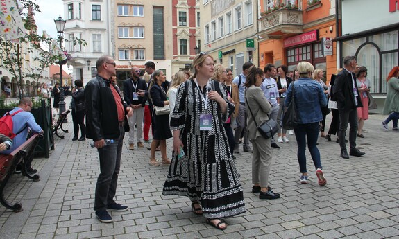 Uczestnicy konferencji na spacerze z przewodnikiem po Zielonej Górze; fot. J. Czarnecka