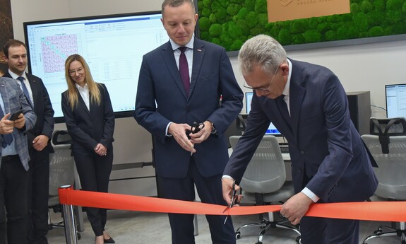 Tomasz Zdzikot - prezes zarządu KGHM Polska Miedź S.A. oraz Rektor UZ - prof. dr hab. Wojciech Strzyżewski przecinają wstęgę na otwarcie laboratorium, fot. K. Adamczewski